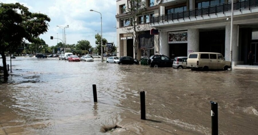 «Πνίγηκε» πασίγνωστη μεγάλη πόλη της Ελλάδας: Ποτάμια οι δρόμοι – Απελπισμένοι οι κάτοικοι δεν ξέρουν κατά που να κάνουν