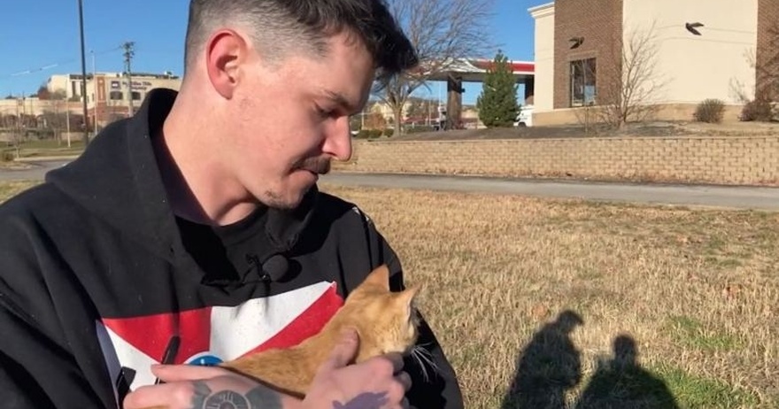 Veteran unable to pay for his groceries turns around to hear customer say “It’s our turn”