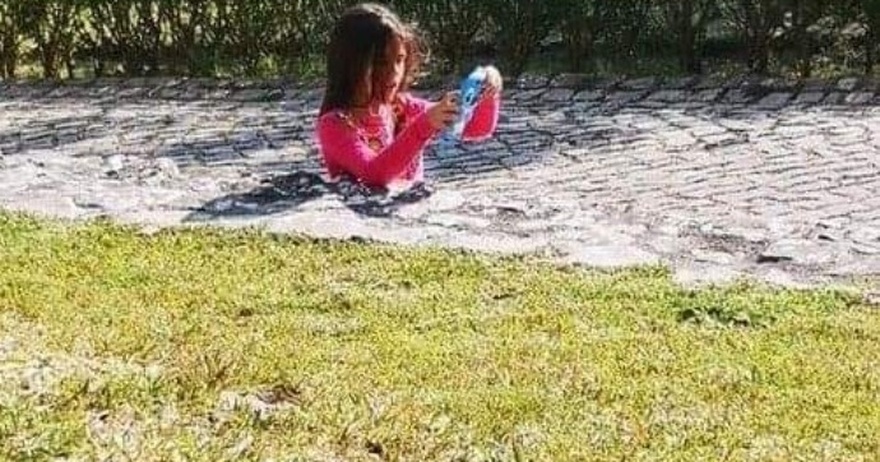 Picture of little girl ‘sinking into the ground’ is leaving people baffled