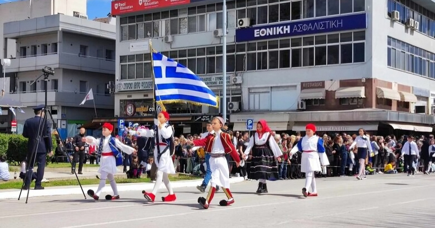 Σάλος με σχολείο των Τρικάλων: Μαθητές δεν γύρισαν το κεφάλι τους στους επισήμους στην παρέλαση