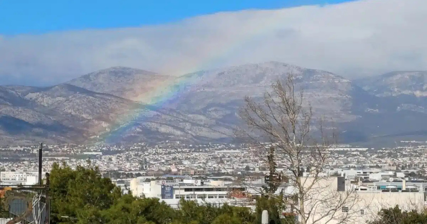 Καιρός: Χιονίζει στην Πάρνηθα – Ευχάριστη έκπληξη το ουράνιο τόξο