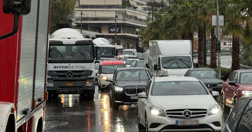 Βρέχει ασταμάτητα στην Αττική – Πλημμυρισμένα σημεία στην παραλιακή, πώς θα κινηθεί η κακοκαιρία τις επόμενες ώρες