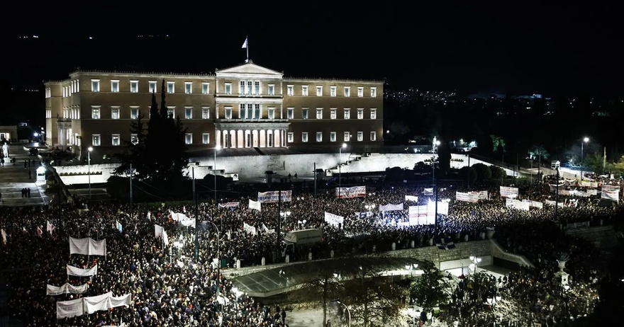 «Καίγεται» το Σύνταγμα μετά τη συγκέντρωση για τα Τέμπη – Οι εικόνες έχουν κατακλίσει τα σόσιαλ μίντια