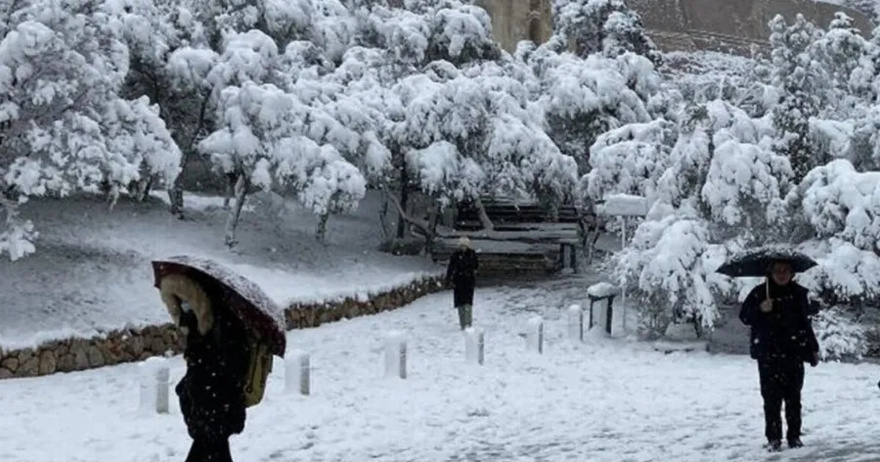 Καιρός: Σφοδρή κακοκαιρία με χιονοπτώσεις μετά τα 30αρια – Οι περιοχές που θα χιονίσει