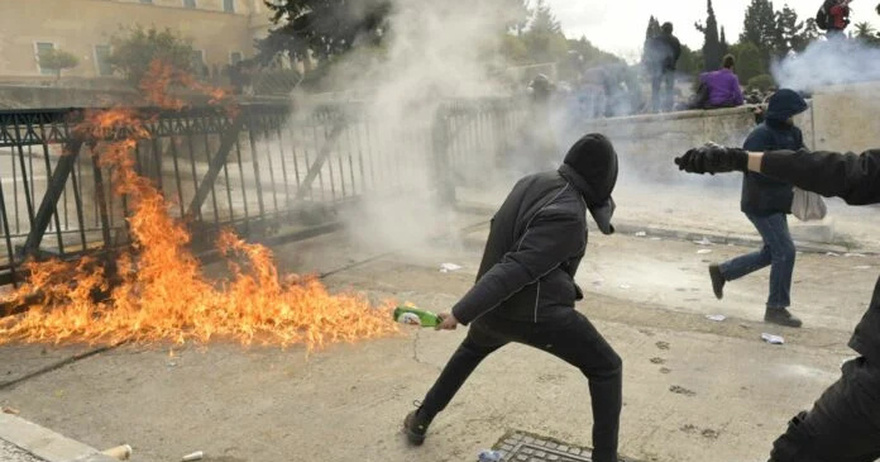 Συγκέντρωση για Τέμπη – Σύνταγμα: Ένταση με ρίψη κροτίδων – Στο σημείο δυνάμεις των ΜΑΤ