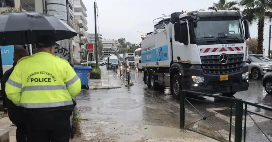 EKTAKTO TΩΡΑ – Πλημμύρισε πασίγνωστη Λεωφόρος της Αθήνας με βοθρολύματα