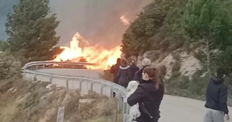 Φωτιά στη Λευκάδα – Μήνυμα του 112, εκκενώνουν τον Άγιο Νικήτα