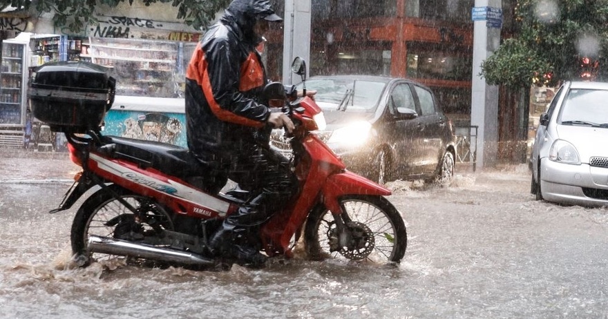 Συσσώρευση υδάτων στη λεωφ. Ποσειδώνος – Προβλήματα στην κυκλοφορία