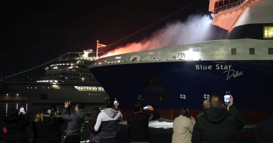 Το Blue Star Delos είναι το πρώτο πλοίο που κατέπλευσε στο λιμάνι του Πειραιά