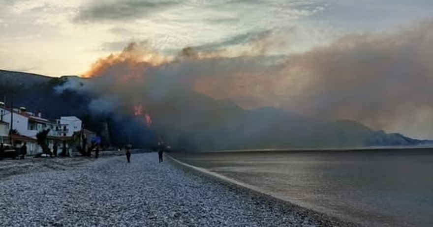 ΈΚΤΑΚΤΟ: Φωτιά τώρα σε πασίγνωστο νησί της Ελλάδας – Συναγερμός στην Πυροσβεστική να προλάβουν τις φλόγες