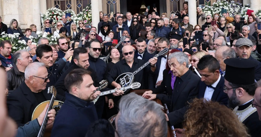 Μανώλης Λιδάκης: Συγκλονισμένα τα αδέρφια του στην κηδεία του – Τον αποχαιρέτησαν με το «Άστρα μη με μαλώνετε»