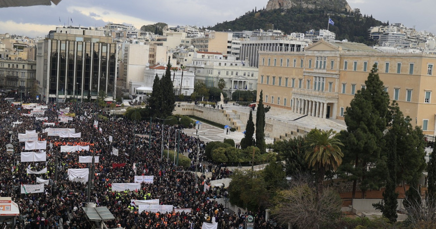 Φωνή λαού για τα Τέμπη: «Βούλιαξε» το Σύνταγμα πριν από την προγραμματισμένη έναρξη της διαδήλωσης