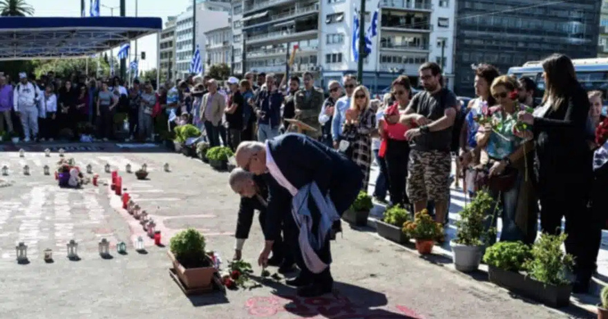 Σύνταγμα: Άφησαν λουλούδια στο μνημείο των θυμάτων των Τεμπών