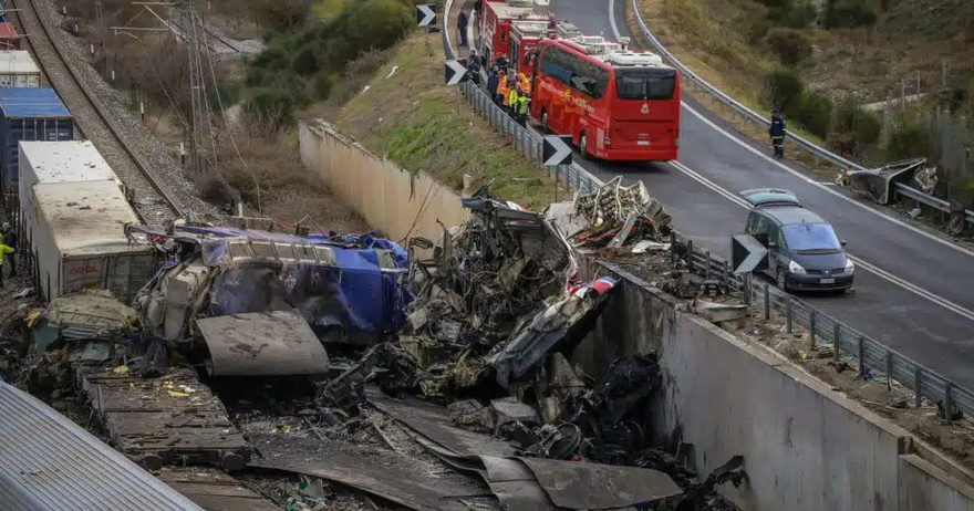 Τέμπη: Τα κρίσιμα λάθη της τραγωδίας με τους 57 νεκρούς – Ο άπειρος σταθμάρχης, το κλειδί και το μπάζωμα της περιοχής